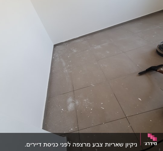 רצפה מלוכלכת עם שאריות צבע ואבק